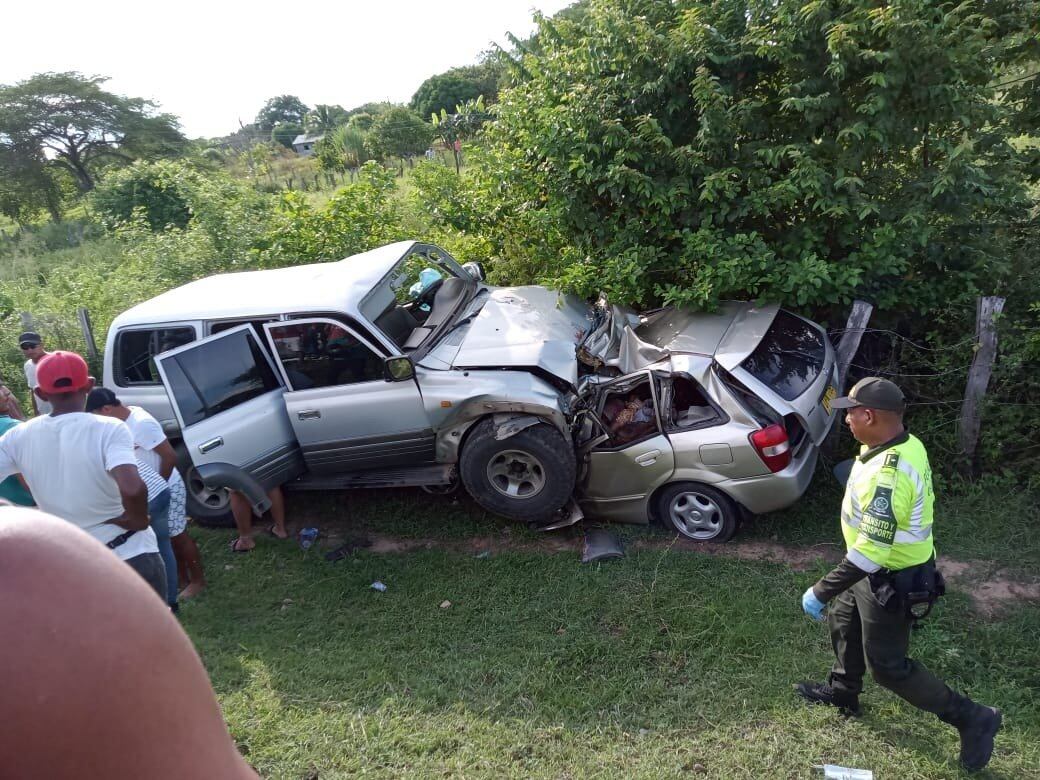 La camioneta quedó encima del automóvil tras el choque en la vía Maicao - Albania.