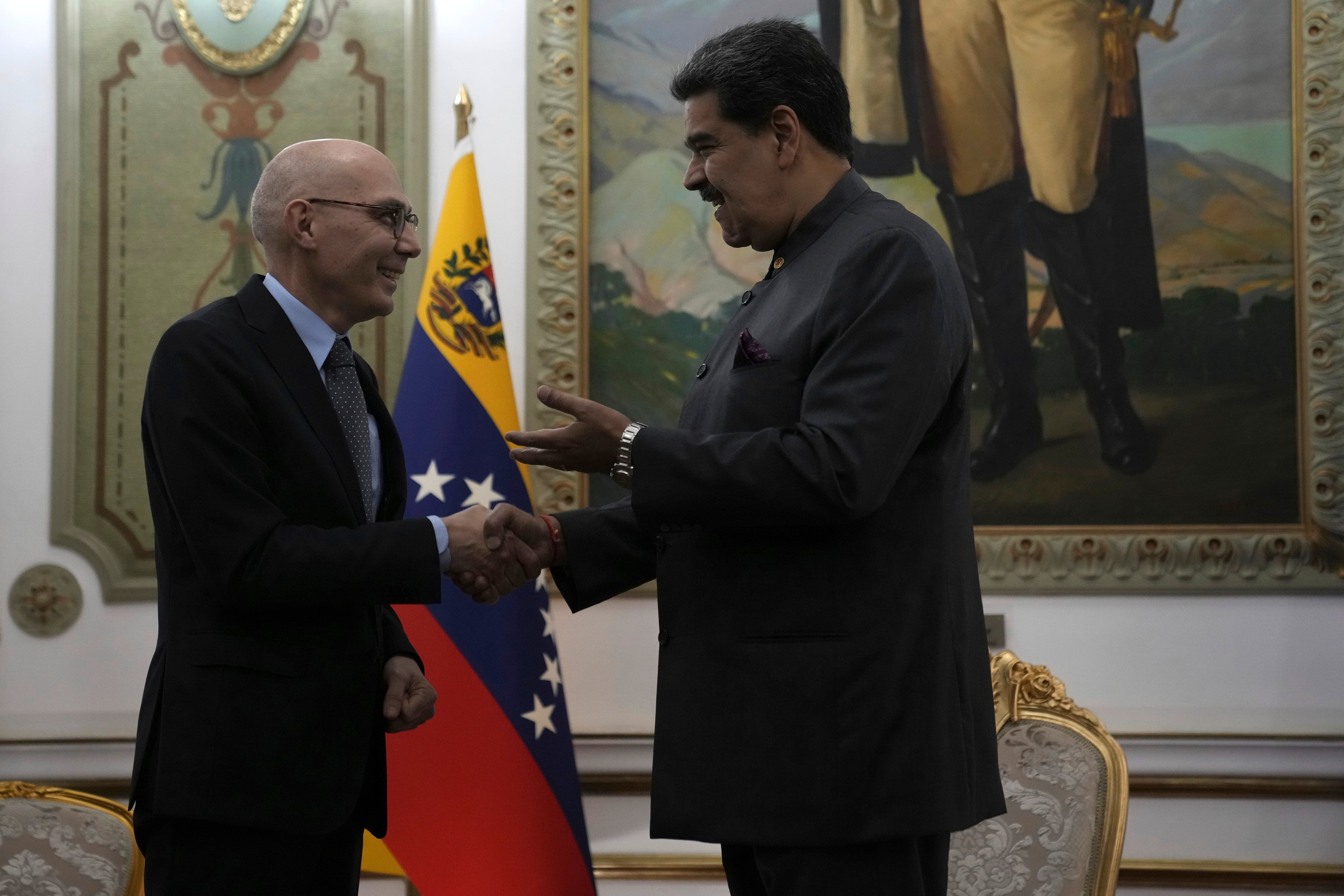 El viaje del Alto Comisionado coincide, además, con el debate abierto por la aprobación de una ley que, según la oposición venezolana, busca "perseguir" a las ONG.