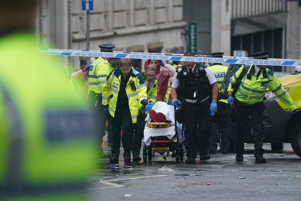 La policía y el personal de emergencias atienden un incidente cerca del Liver Building durante el desfile de campeones de la Premier League, en Liverpool, Inglaterra, el lunes 26 de mayo de 2025. (Owen Humphreys/PA vía AP)