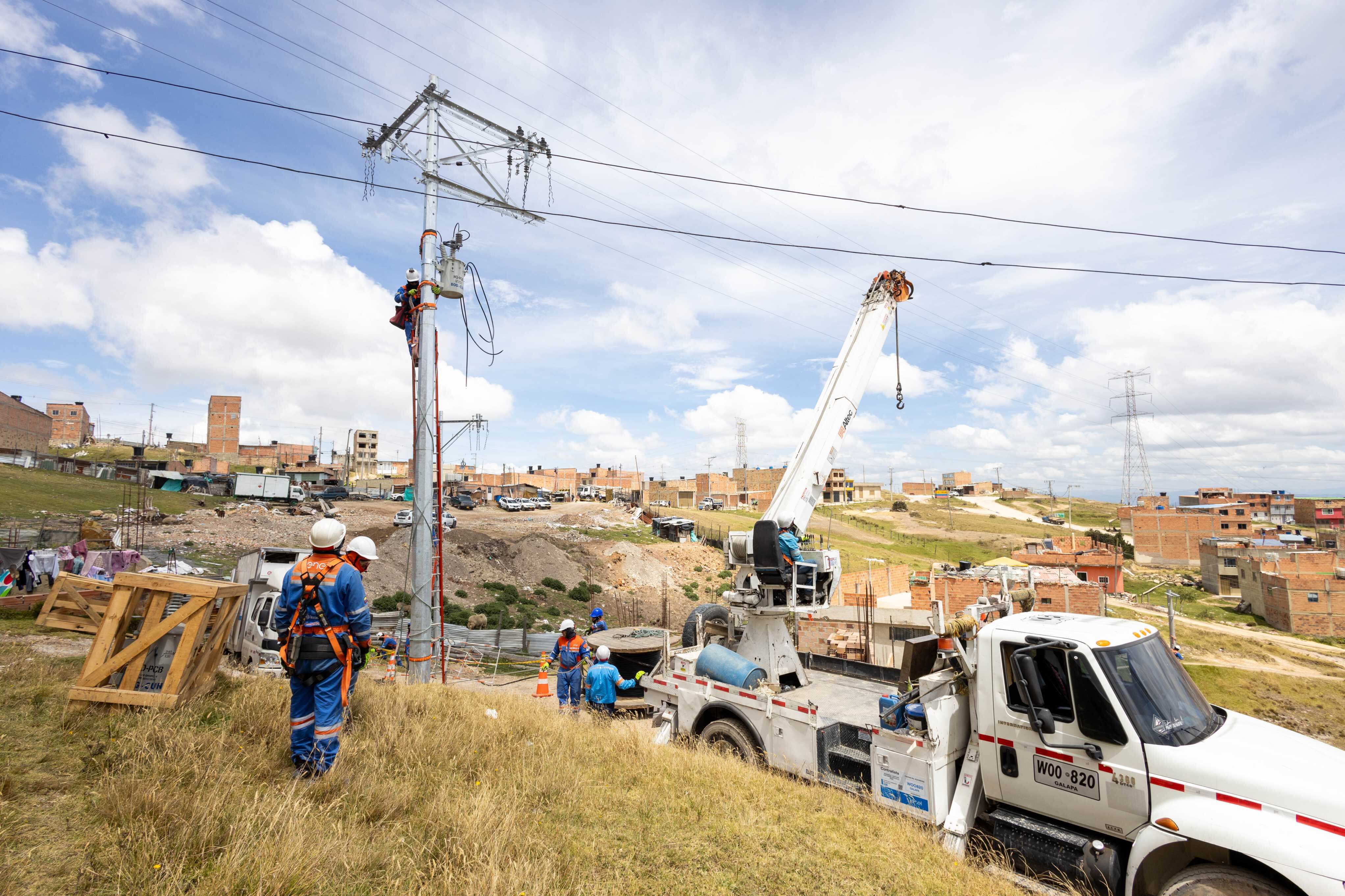 La iniciativa busca reducir los riesgos por conexiones eléctricas informales y mejorar las condiciones de seguridad en sectores vulnerables de Bogotá.