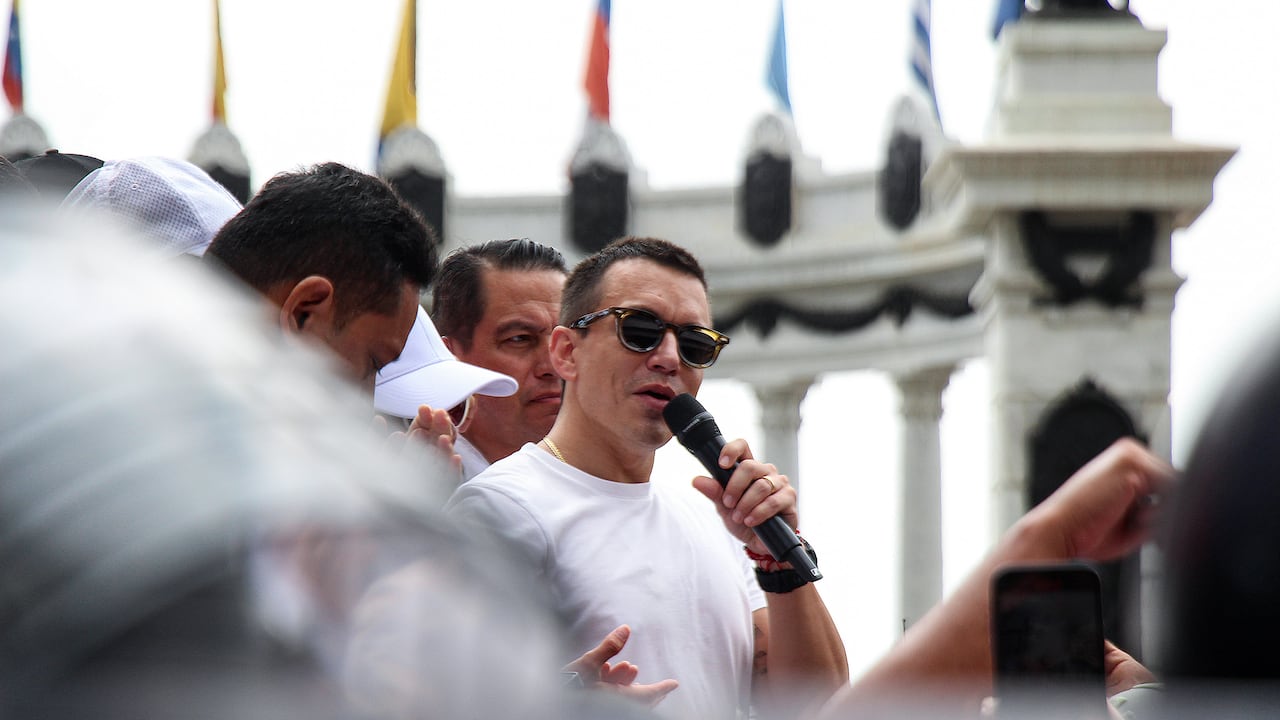 GUAYAQUIL, ECUADOR - SEPTEMBER 11: President of Ecuador Daniel Noboa speaks during a demonstration in support of the Daniel Noboa's government on September 11, 2025 in Guayaquil, Ecuador. The protest was called by the government to express the commitment with peace and justice. (Photo by Romina Duarte/Agencia Press South/Getty Images)