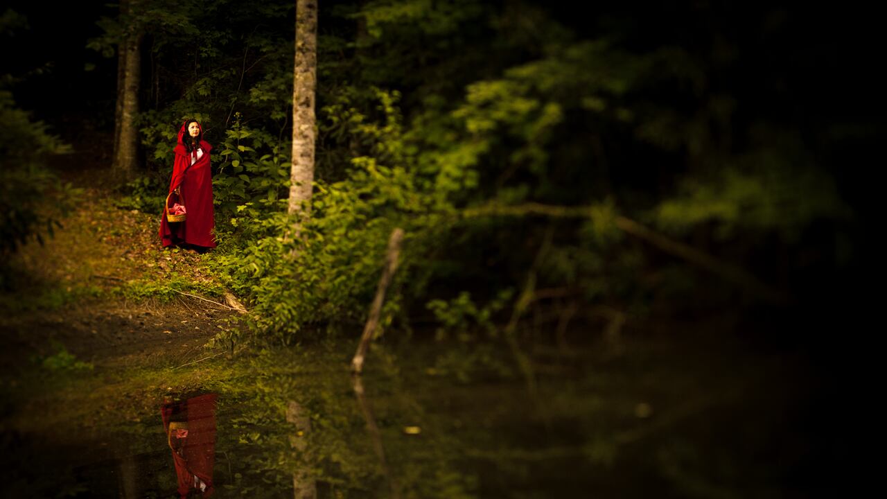 Caperucita Roja perdida en el bosque. Imagen de referencia de la obra de Charles Perrault