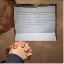 Imagen de referencia de menor orando.