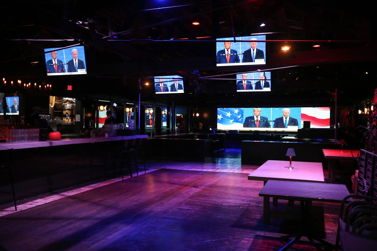 WEST HOLLYWOOD, CALIFORNIA - 22 DE OCTUBRE: transmisión del debate final entre el presidente Donald Trump y el candidato presidencial demócrata Joe Biden juega en el área del bar interior cerrado en The Abbey, que permanece abierto con asientos al aire libre socialmente distanciados, el 22 de octubre de 2020 en West Hollywood, California. Los bares interiores permanecen cerrados para evitar la propagación de COVID-19 en Los Ángeles. El debate presidencial se lleva a cabo en Nashville y es el debate final antes de las elecciones del 3 de noviembre. Mario Tama / Getty Images / AFP