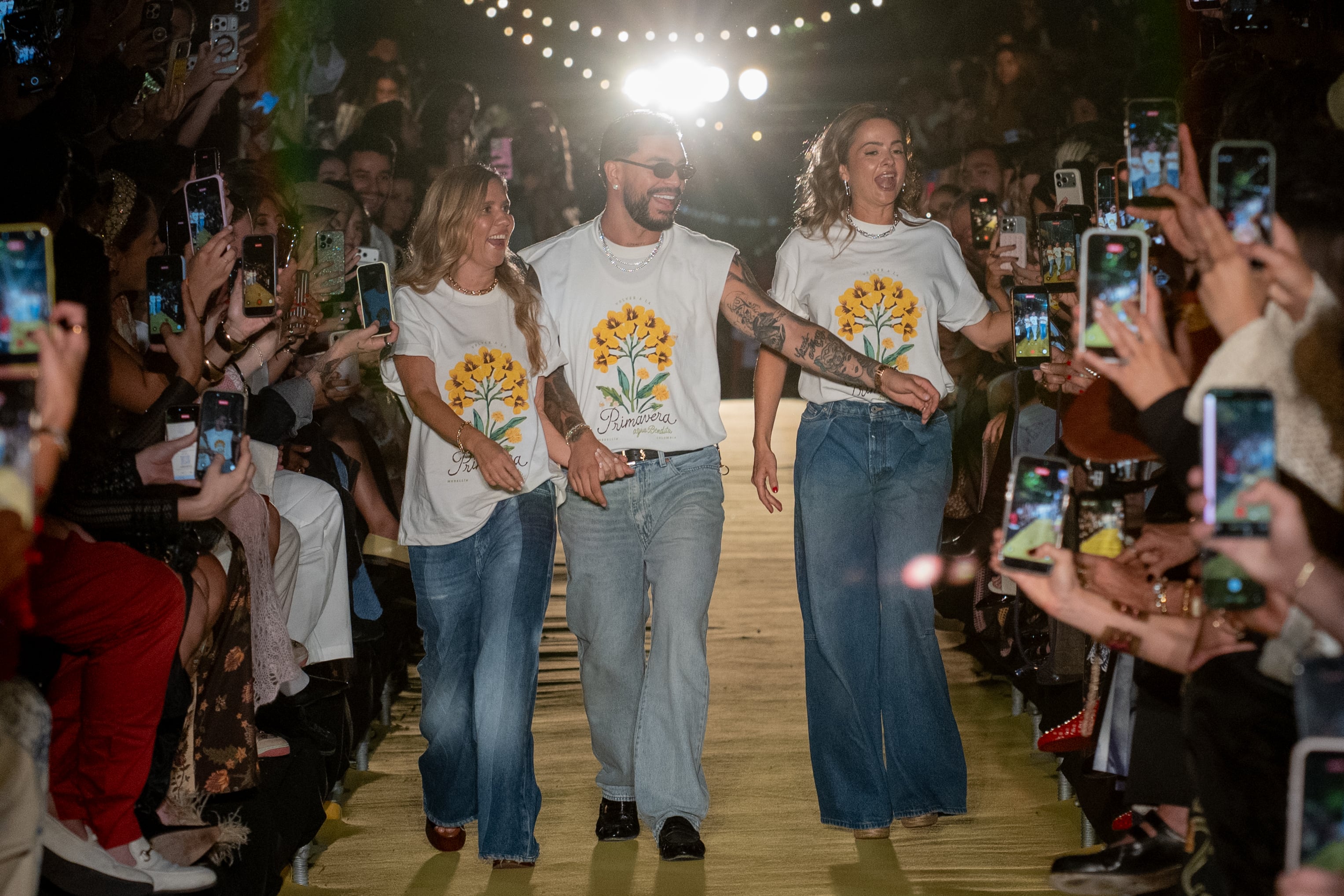 Ryan Castro asumió el rol de director creativo invitado de Agua Bendita para presentar ‘Felina’, un drop especial de la colección Resort 2027 presentada en pasarela en Colombiamoda 2026.