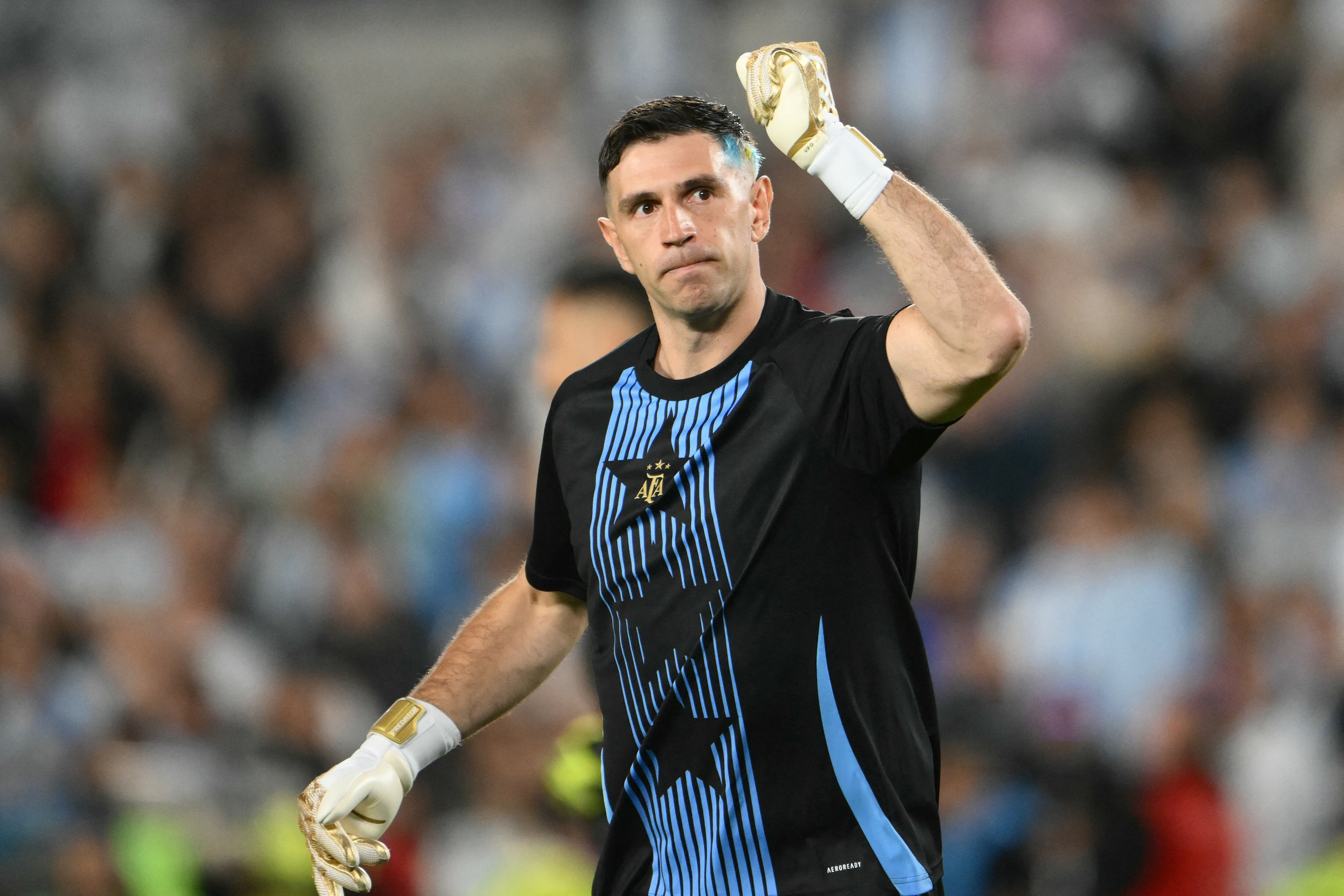 Video: el ‘Dibu’ Martínez hace juego con el balón y su DT Scaloni le recrimina que no lo haga en el duelo ante Brasil