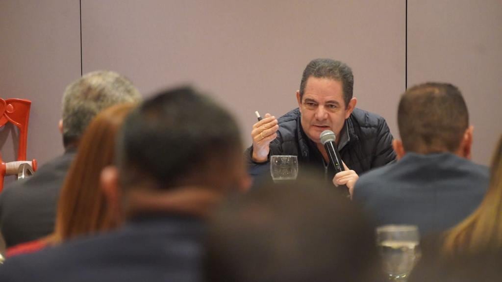 Germán Vargas Lleras reunido con la bancada de Cambio Radical.