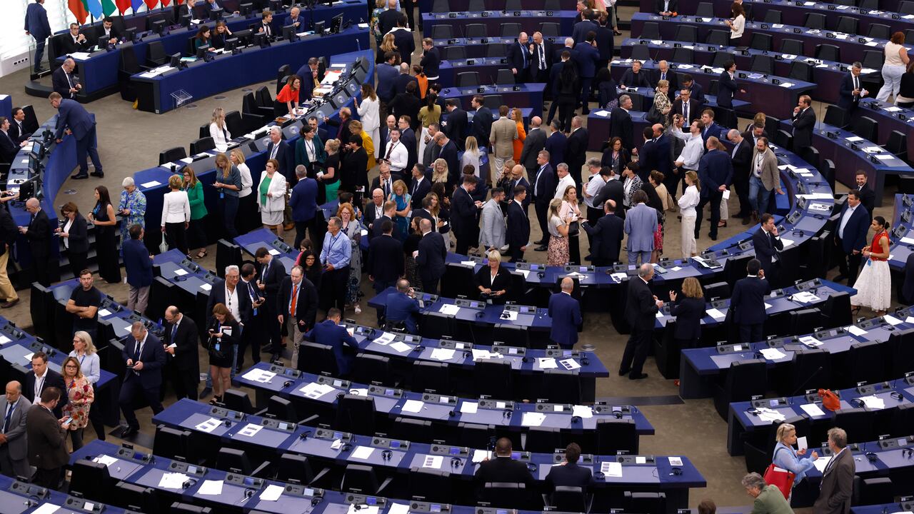 Los miembros del Parlamento Europeo ingresan a la cámara plenaria mientras se preparan para votar en el Parlamento Europeo en Estrasburgo, este de Francia, el jueves 18 de julio de 2024.
