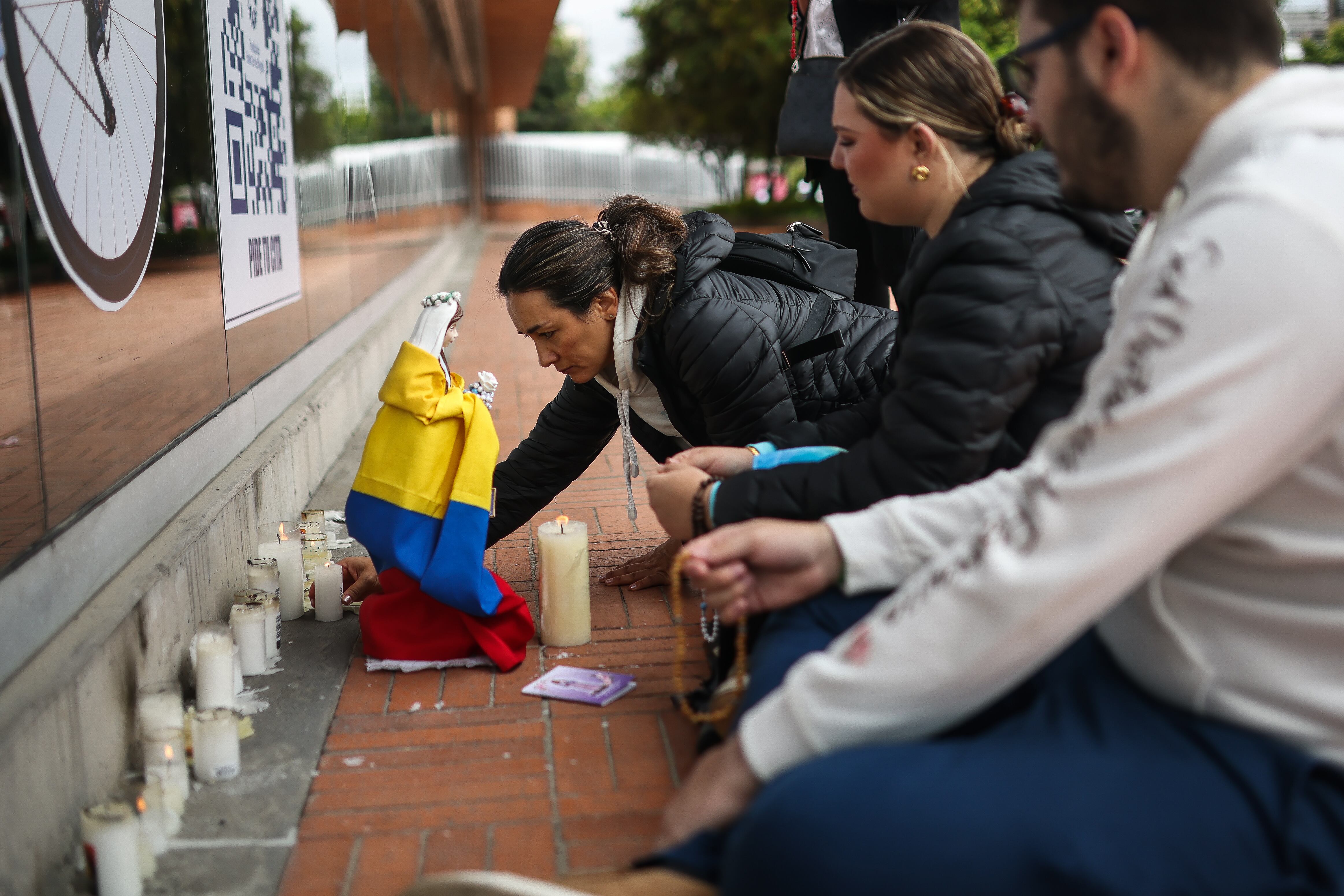 Jornada de oración a las afueras de la Fundación Santa Fe; por la salud del Senador Miguel Uribe Turbay