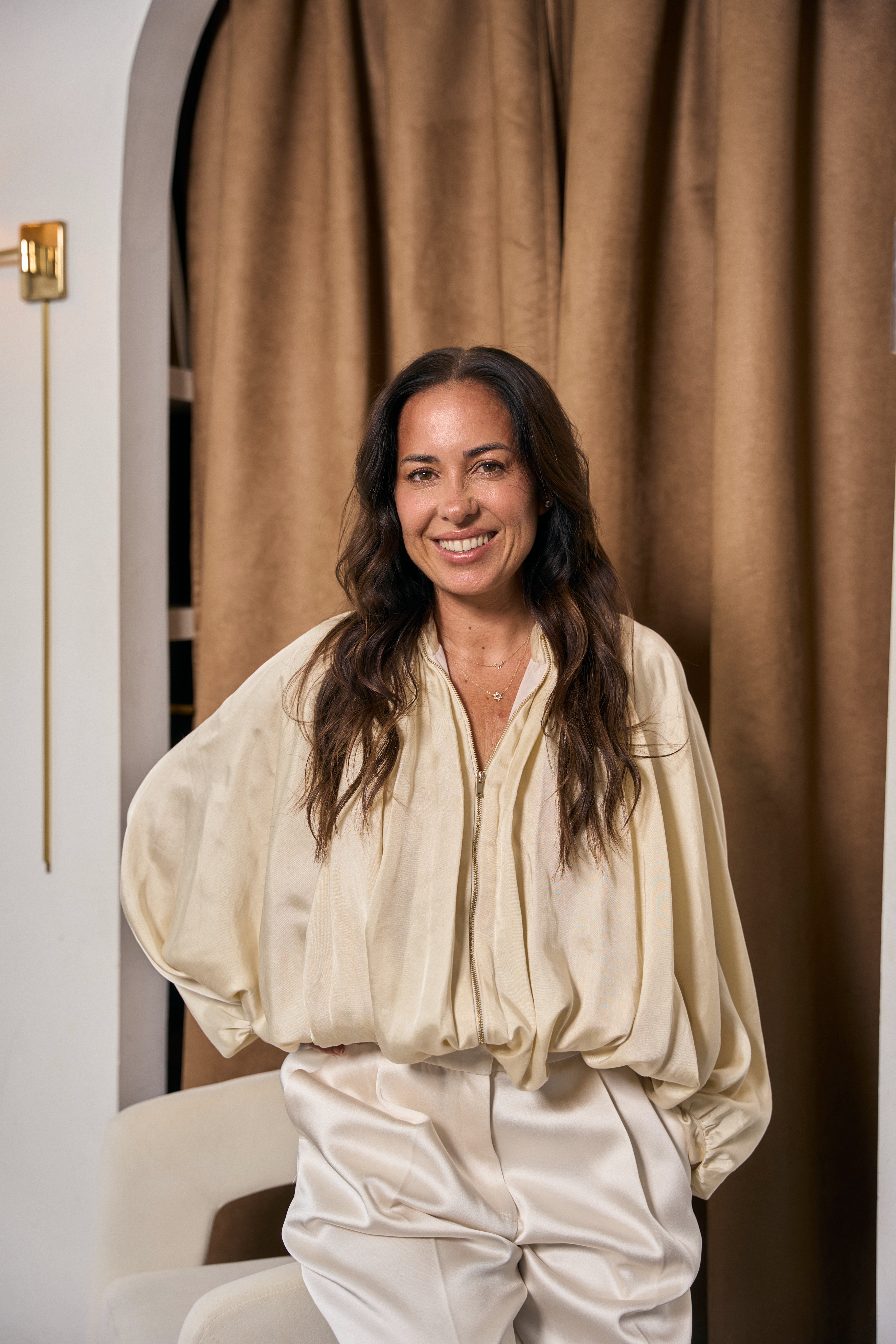 Jael Toledo, la psicoterapeuta y especialista en identidad femenina, visitó Colombia este 14 de mayo para una conferencia sobre la maternidad real vs. la idealizada, la presión de ser “la mamá perfecta”, salud mental femenina, relaciones madre-hija y cómo muchas mujeres sienten que perdieron su identidad después de ser mamás.