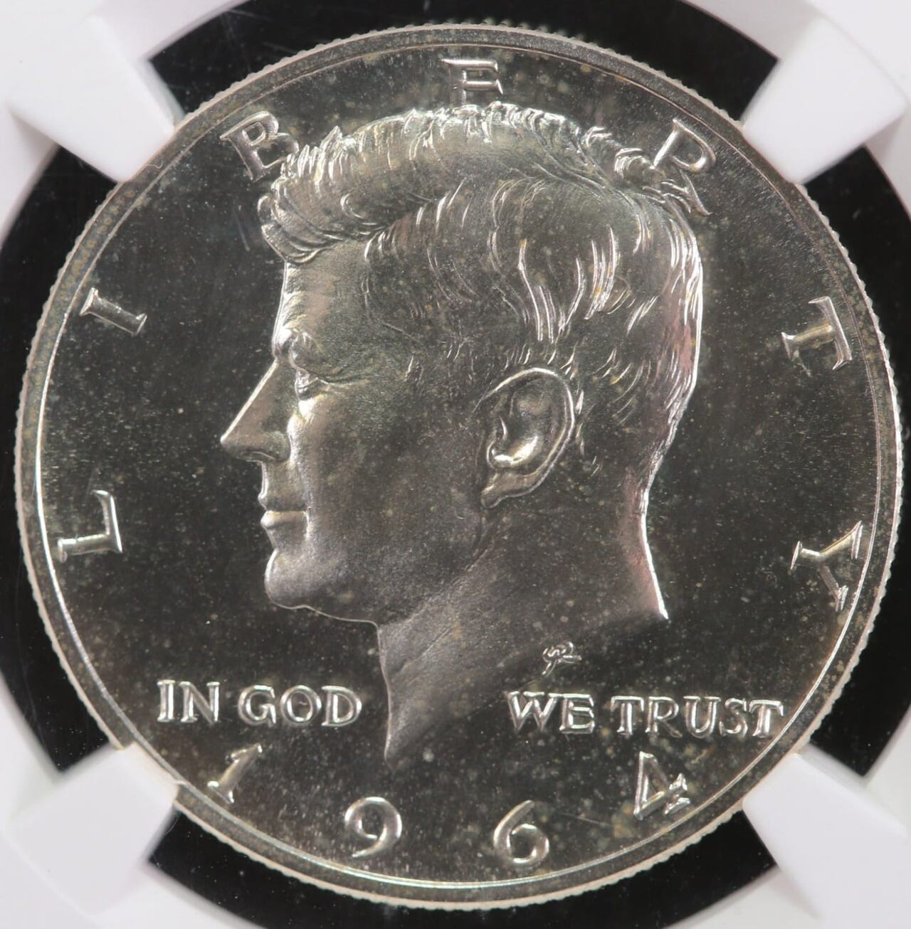 Moneda Kennedy 1964 “Accented Hair” encapsulada y certificada PF-65 por servicio profesional.