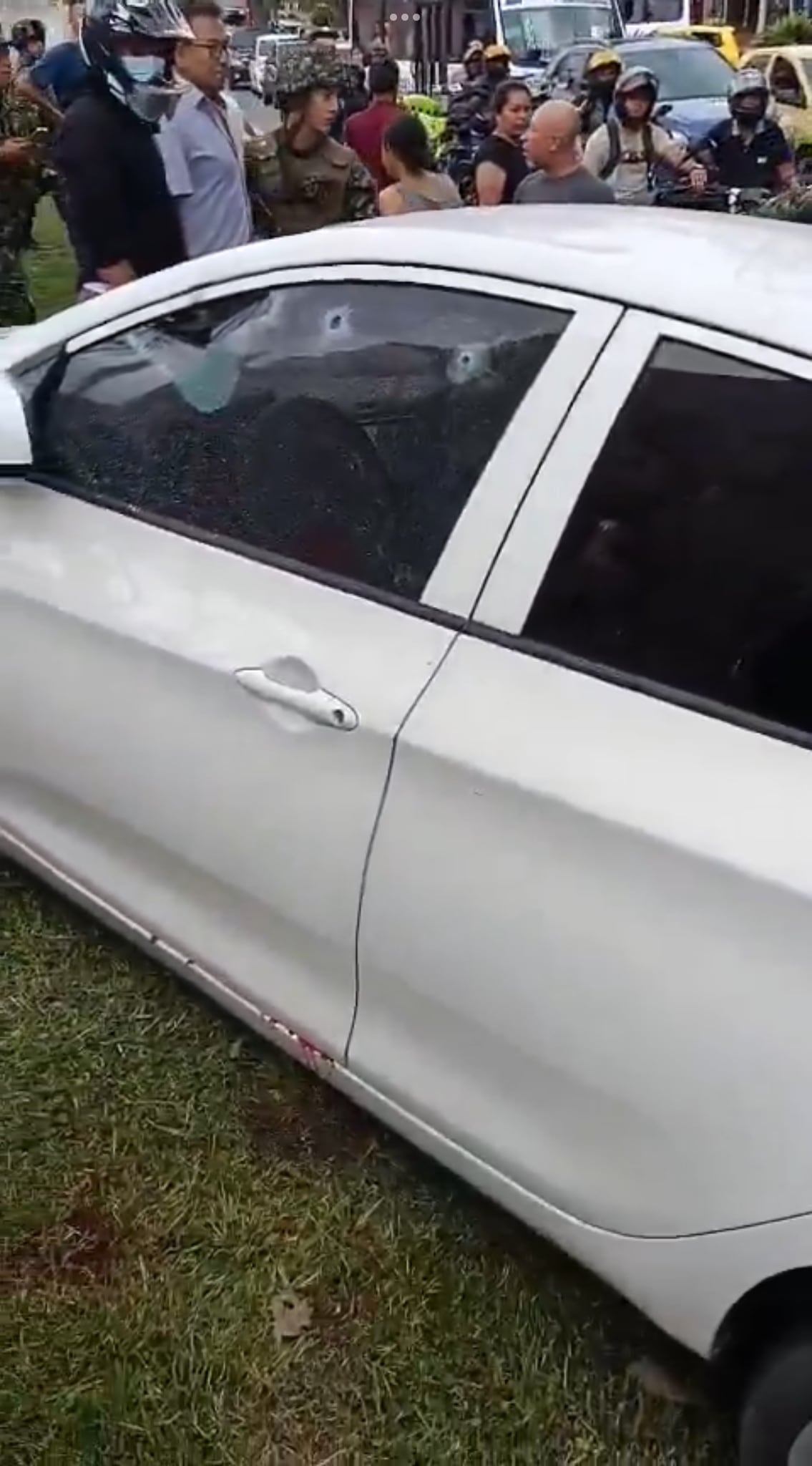 Así quedó el carro del oficial del Ejército asesinado en Popayán, MinDefensa anuncia recompensa de más de 200 millones