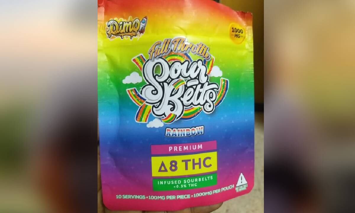 Ministra de sanidad de Jamaica muestra las gomas involucradas en el caso de intoxicación masiva.