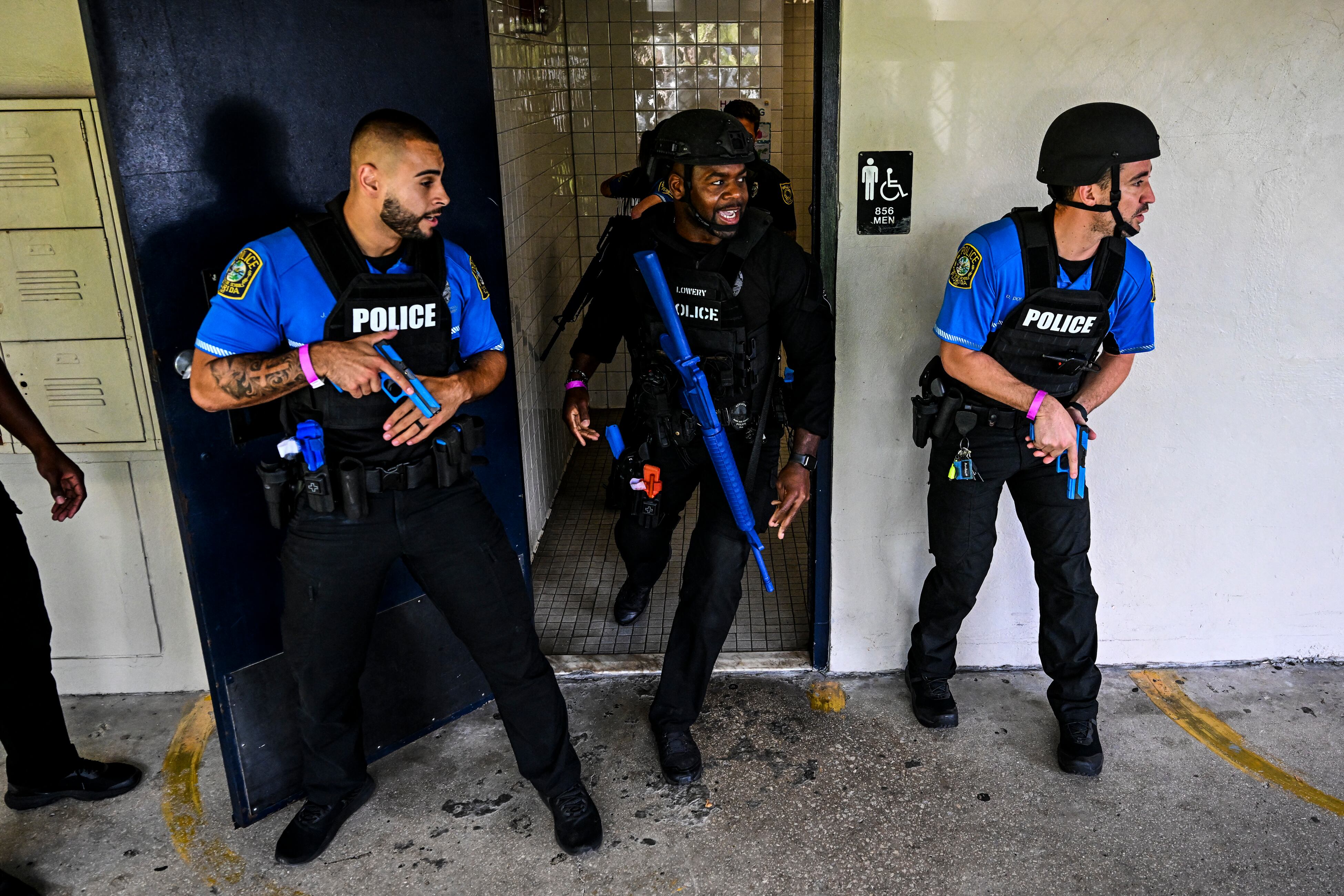 Los oficiales de policía de las escuelas de Miami-Dade realizan una operación de rescate durante un simulacro de tirador activo funcional a gran escala en la escuela secundaria Hialeah Senior High School en Hialeah, Florida, el 3 de agosto de 2022. (Foto de CHANDAN KHANNA / AFP)