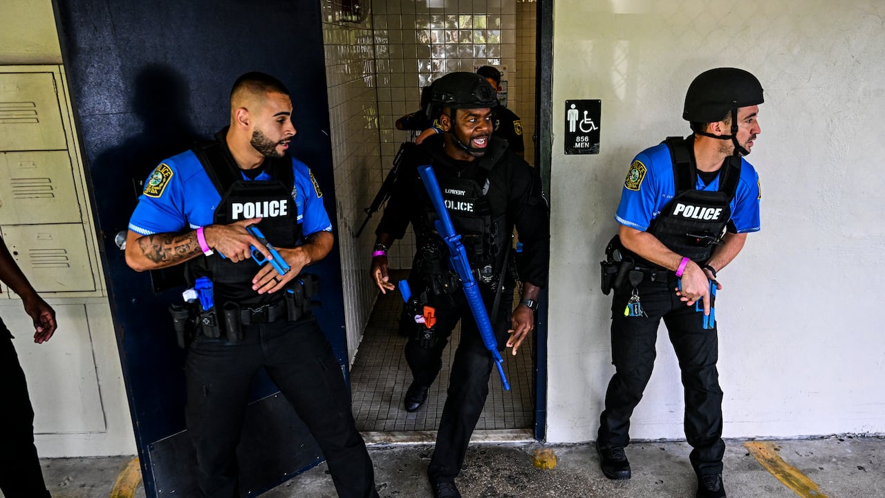 Los oficiales de policía de las escuelas de Miami-Dade realizan una operación de rescate durante un simulacro de tirador activo funcional a gran escala en la escuela secundaria Hialeah Senior High School en Hialeah, Florida, el 3 de agosto de 2022. (Foto de CHANDAN KHANNA / AFP)