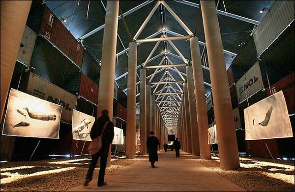 El Museo Nómada es una estructura temporal empleada para las exposiciones de fotografía y vídeo del artista Gregory Colbert. La construcción inicial se realizó en Nueva York en el 2005 y ha estado en varias ciudades de Estados Unidos y México. Es construida, originalmente, con contenedores que envuelven el resto de los materiales durante los viajes. 