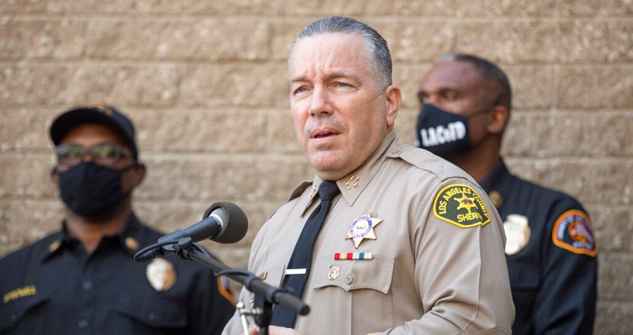 Alejandro Villanueva, sheriff del condado de Los Ángeles, habla durante un rueda de prensa sobre el accidente sufrido por Woods.