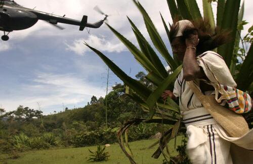 Según la Defensoría del Pueblo, en 2007 no variaron las violaciones a los derechos humanos de los grupos étnicos de Colombia. De acuerdo con el censo del Dane de 2005, en el país hay 87 pueblos indígenas que suman cerca de 1,4 millones de personas, la población afrocolombiana son algo menos de 4,3 millones de personas y los gitanos son casi 5 mil personas. Estas comunidades siguen siendo blanco de grupos armados en medio del conflicto y aún padecen necesidades por la marginalidad de algunos, la pobreza y las malas condiciones de vivienda. 