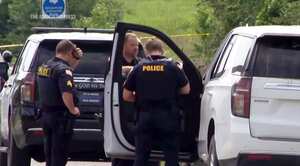 Esta imagen del video proporcionada por KATV muestra a agentes de policía en la escena donde Stacy Lee Drake fue detenida el jueves 20 de junio de 2024 en Morrilton, Arkansas. Un hombre de Alabama buscado en relación con homicidios en Oklahoma y Alabama fue detenido el jueves en Arkansas después una búsqueda que abarcó varios estados del sur, dijo la Policía Estatal de Arkansas.