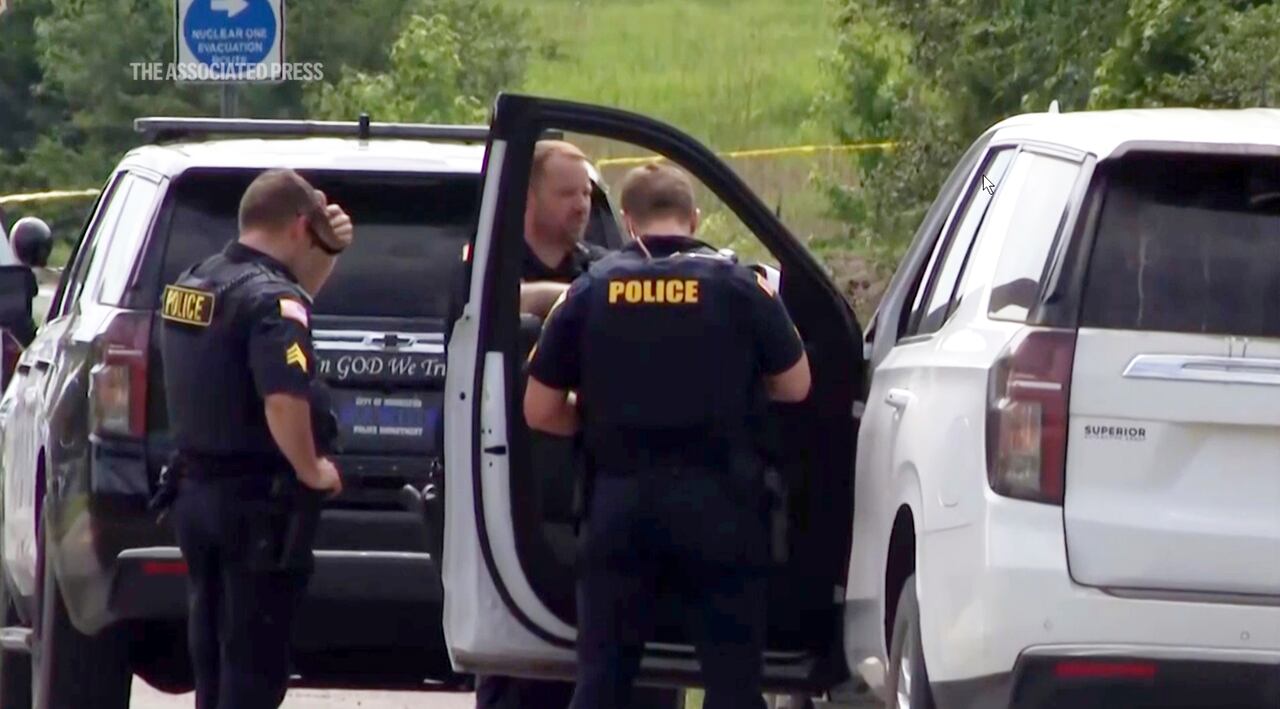 Esta imagen del video proporcionada por KATV muestra a agentes de policía en la escena donde Stacy Lee Drake fue detenida el jueves 20 de junio de 2024 en Morrilton, Arkansas. Un hombre de Alabama buscado en relación con homicidios en Oklahoma y Alabama fue detenido el jueves en Arkansas después una búsqueda que abarcó varios estados del sur, dijo la Policía Estatal de Arkansas.