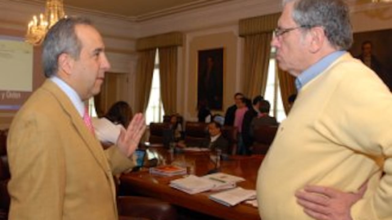 El Viceministro del Interior y de Justicia, Guillermo Reyes saluda al Ministro de la misma cartera, Carlos Holguín Sardi