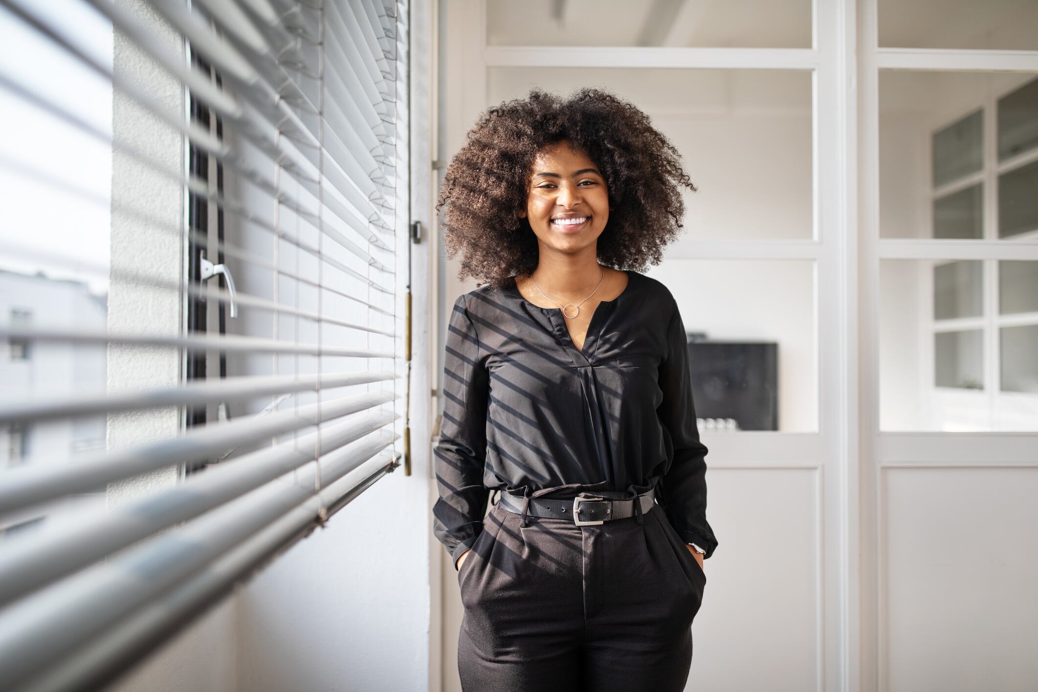 Vestir de negro para la noche del 31 de diciembre de 2023.