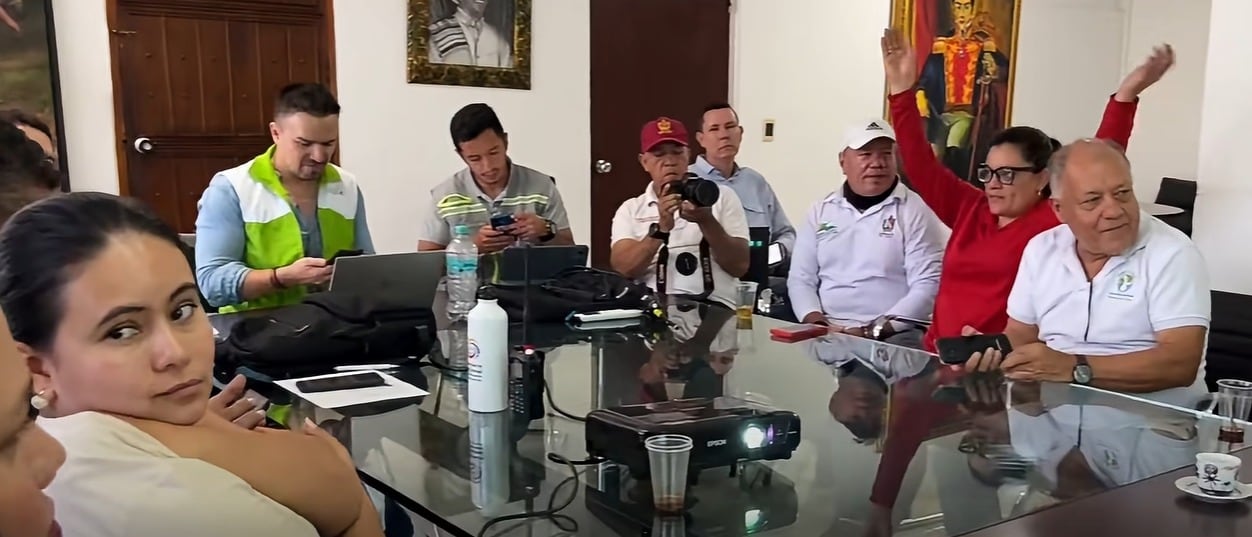 Servicio Geológico y Alcaldía de Chaparral instalan equipos para monitorear actividad sísmica.