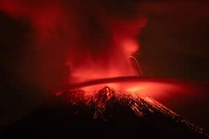 Una vista de la erupción del volcán Popocatepetl, visto desde San Nicolás de los Ranchos, en el estado de Puebla, México 23 de mayo de 2023.