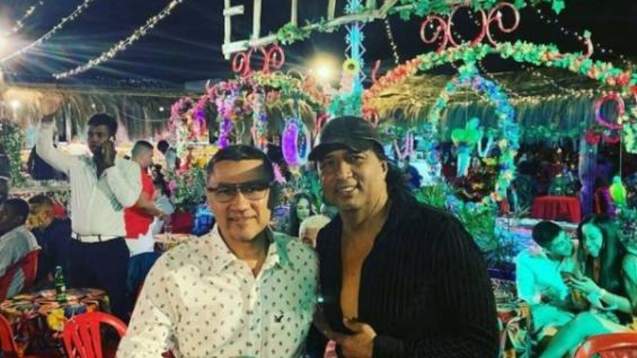Alexander Zuluaga (izq) en la megafiesta del Mulato