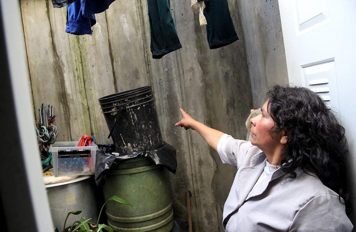 La humedad invade algunas paredes de las viviendas. Foto: Carlos Bernate /SEMANA.
