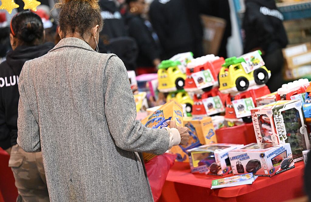 Un asistente selecciona juguetes y regalos durante el 4to evento anual Toys 4 The Nawf Christmas Charity el 20 de diciembre de 2025 en Norcross, Georgia. (Foto de Paras Griffin/Getty Images)