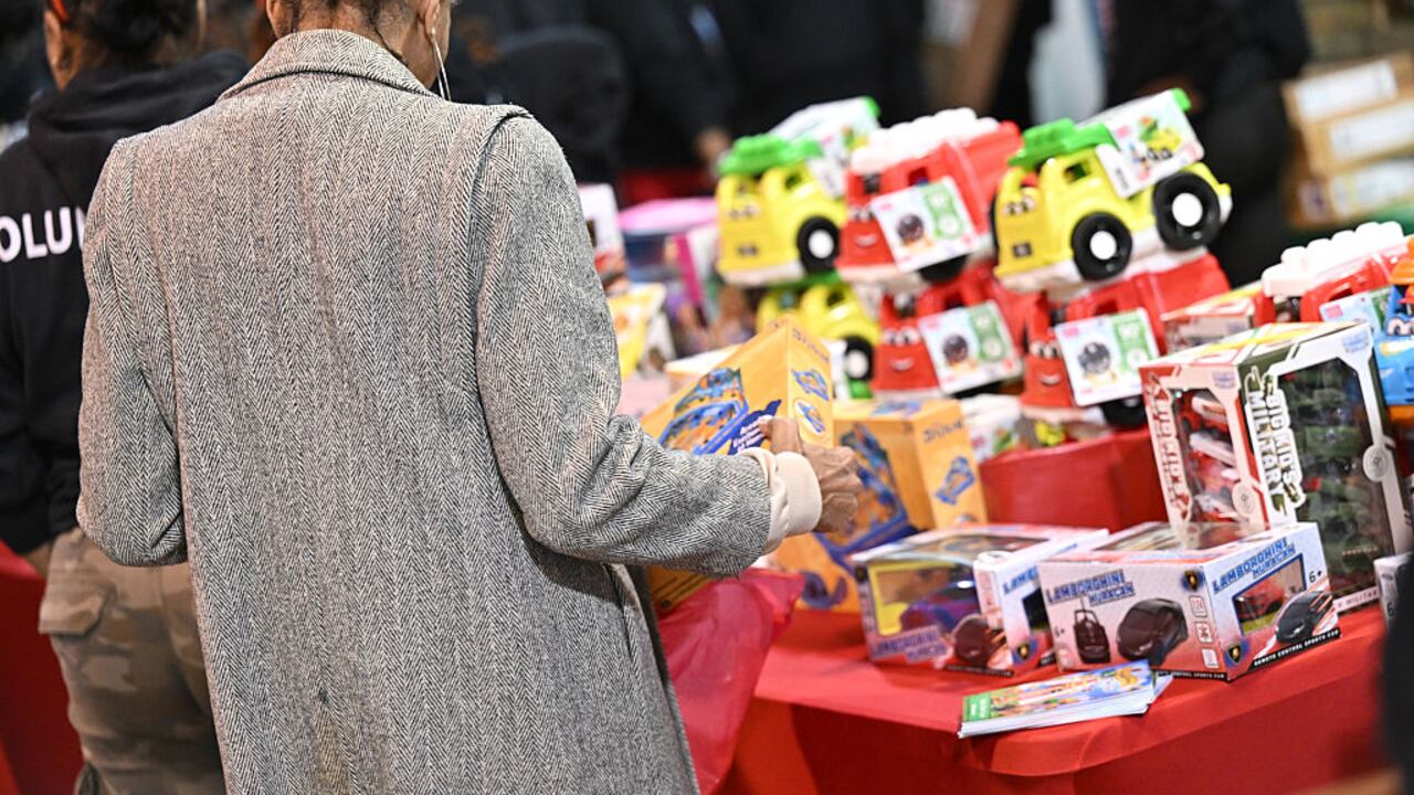 Un asistente selecciona juguetes y regalos durante el 4to evento anual Toys 4 The Nawf Christmas Charity el 20 de diciembre de 2025 en Norcross, Georgia. (Foto de Paras Griffin/Getty Images)