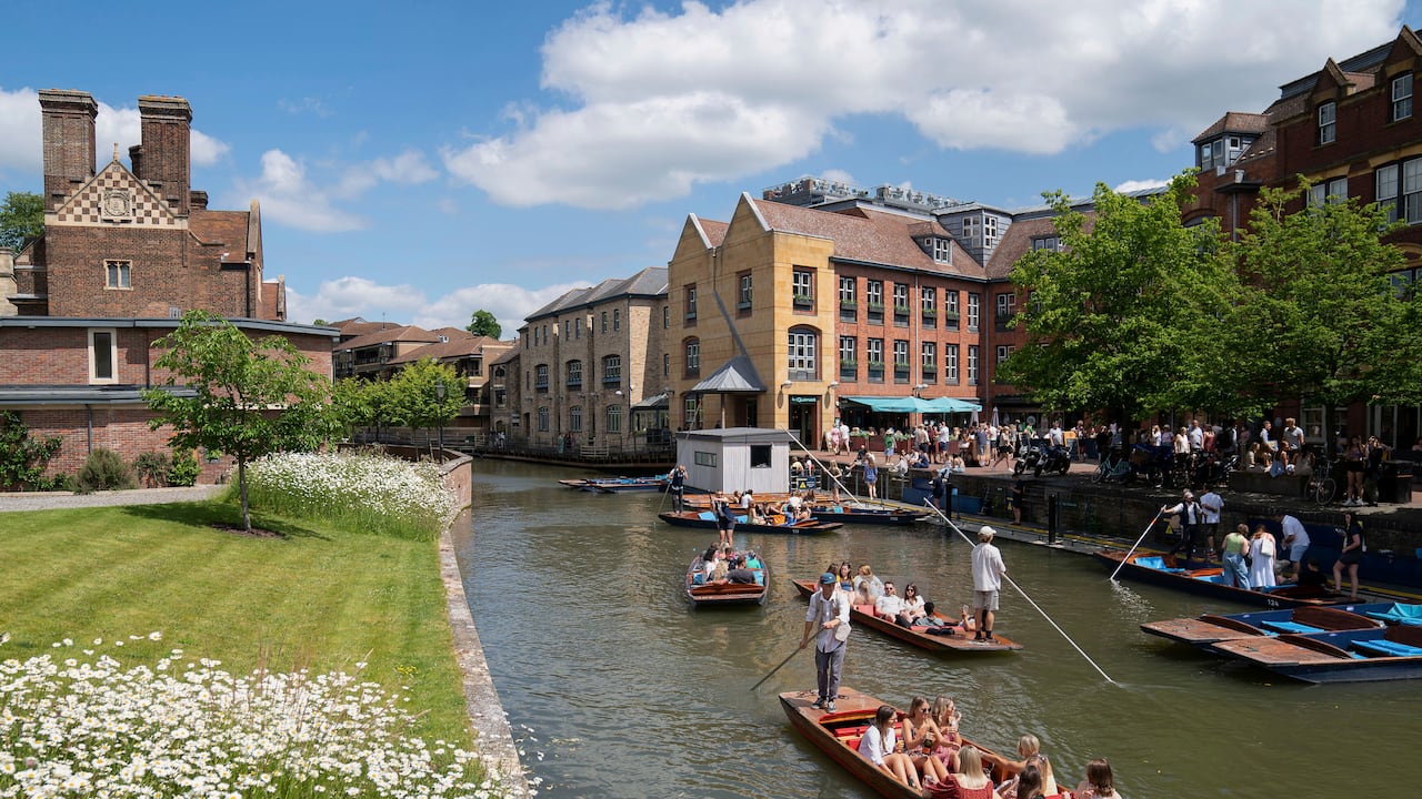 La gente disfruta de recorridos en batea a lo largo del río Cam durante una tarde soleada en Cambridge, Inglaterra. (Joe Giddens / PA vía AP).