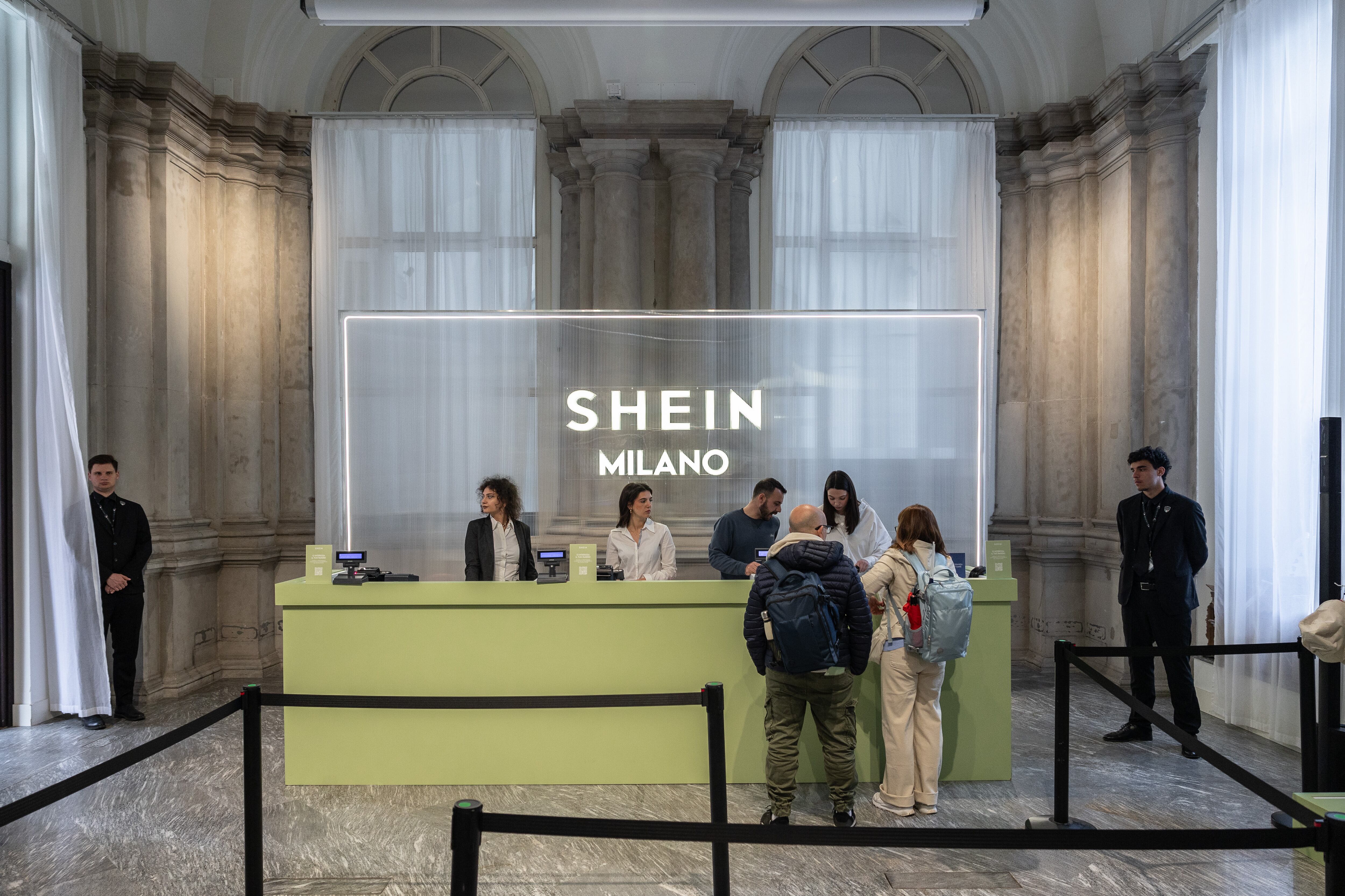 SHEIN, plataforma china de comercio electrónico especializada en moda ultrarrápida, organiza con frecuencia tiendas temporales para que los clientes puedan experimentar sus productos en persona e interactuar con la marca offline.