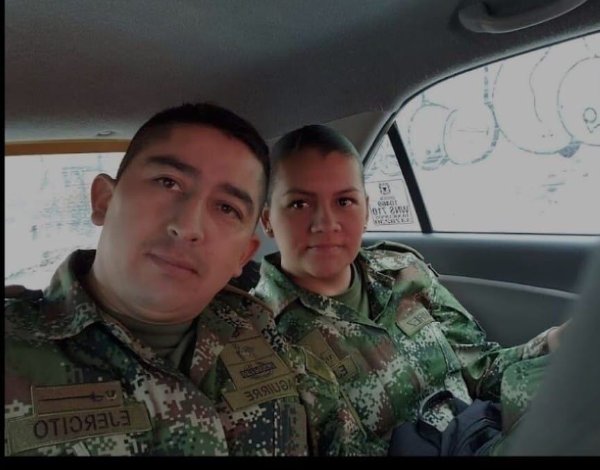 En la foto el mayor Edwin Aguirre y la sargento Karina Ramírez.