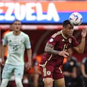 Miguel Navarro de Venezuela cabecea el balón durante el partido del Grupo B de la CONMEBOL Copa América 2024 entre Venezuela y México en el SoFi Stadium el 26 de junio de 2024 en Inglewood, California.