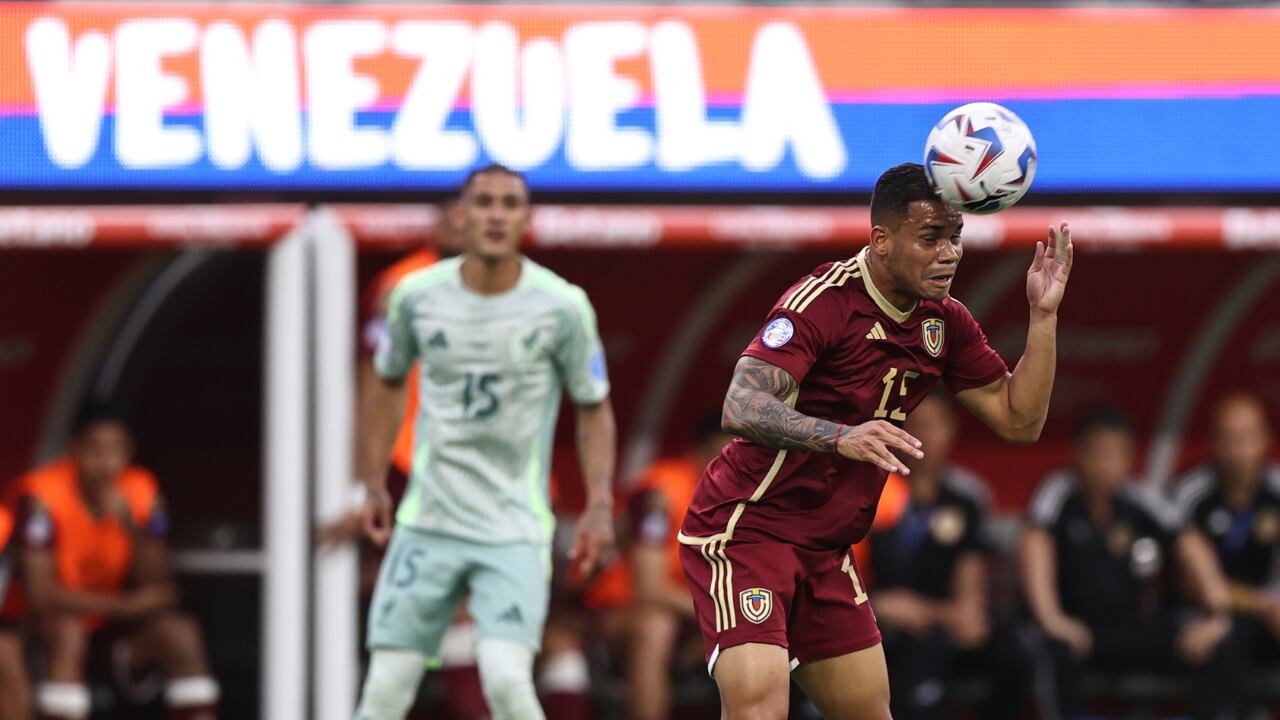 Miguel Navarro de Venezuela cabecea el balón durante el partido del Grupo B de la CONMEBOL Copa América 2024 entre Venezuela y México en el SoFi Stadium el 26 de junio de 2024 en Inglewood, California.