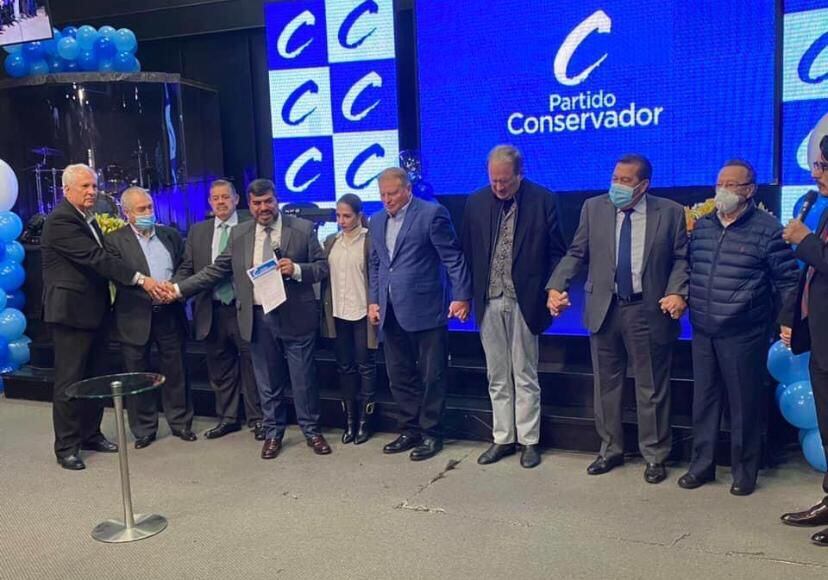 El exconcejal Jorge Durán (noveno de izquierda a derecha) en el Partido Conservador.