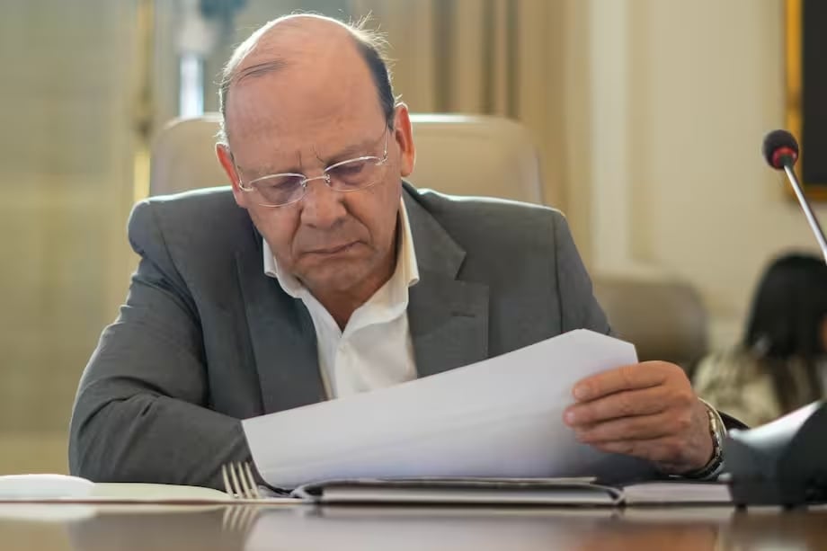 Si el Ministerio de Hacienda acata la instrucción y radica la demanda ante la Corte Constitucional, se abriría un proceso jurídico,