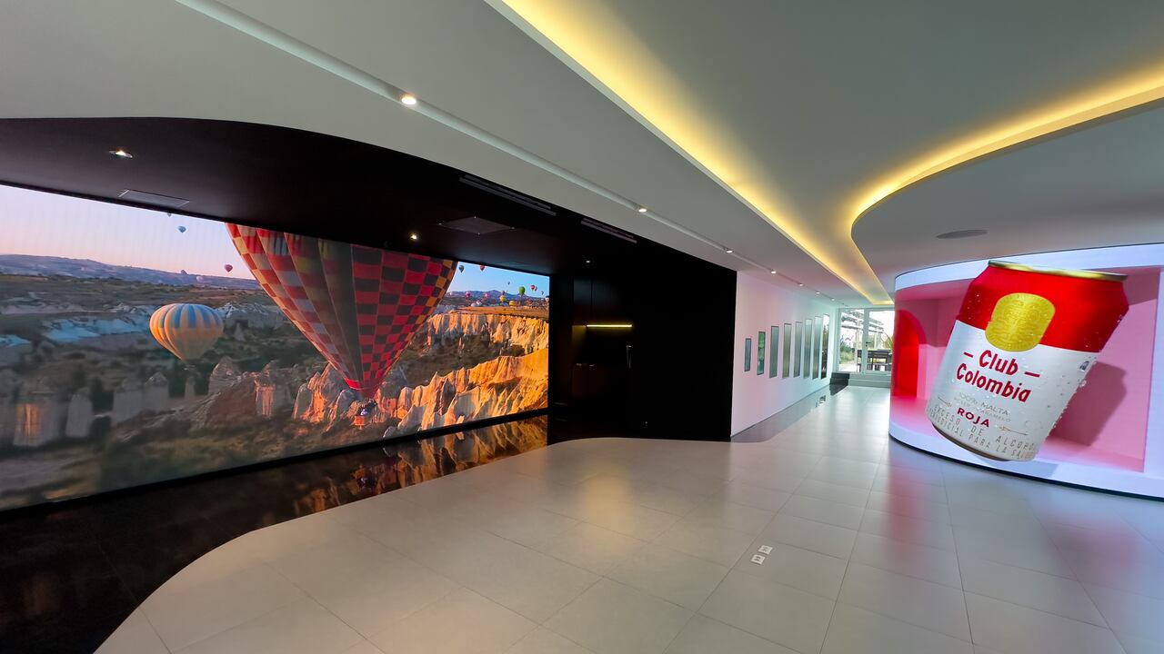 El showroom de Enmedio en Bogotá es un espacio de 600 metros cuadrados donde están exhibidas las últimas tendencias en señalización digital.