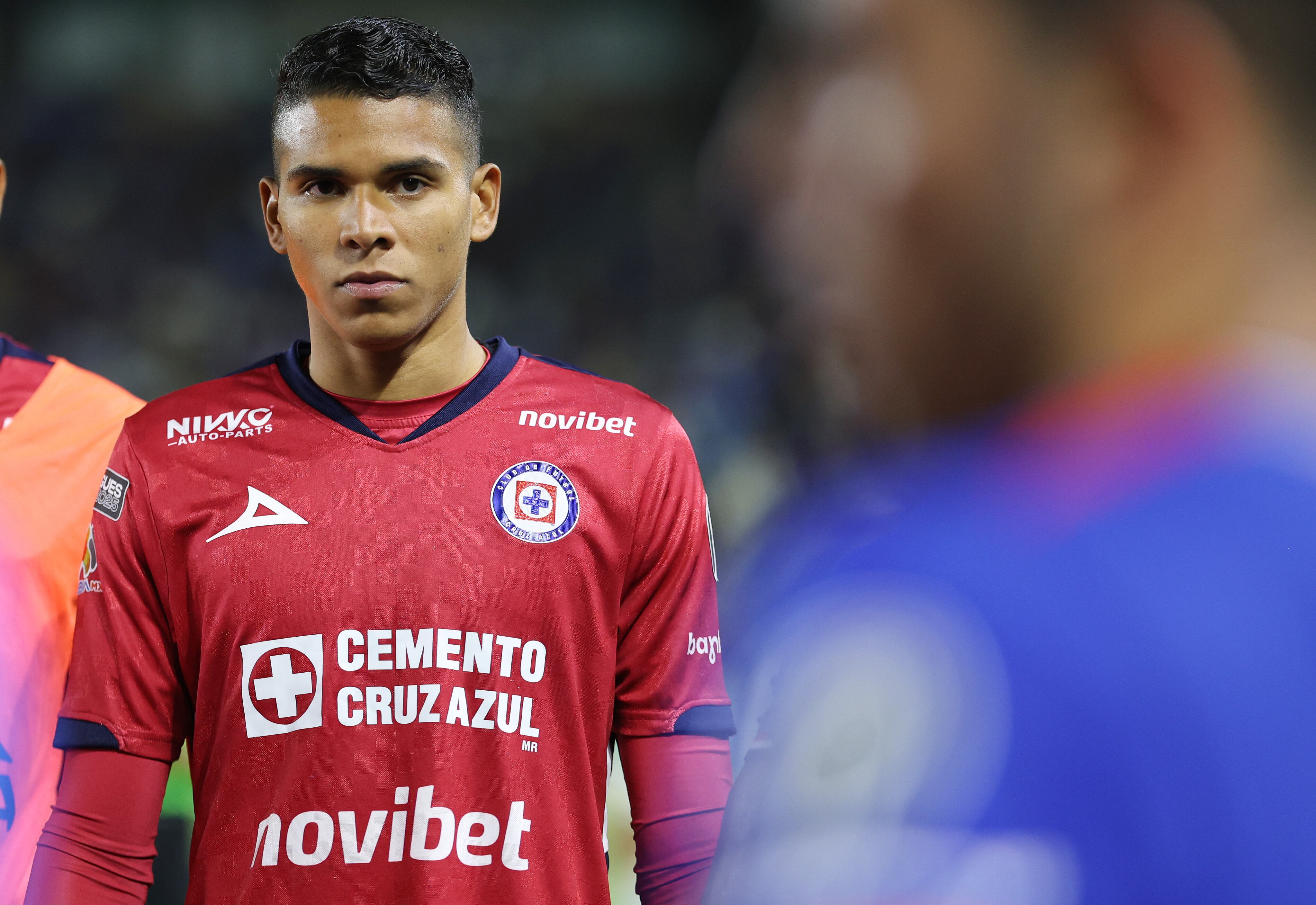 Kevin Mier se pudo resarcir de los siete goles recibidos con Cruz Azul