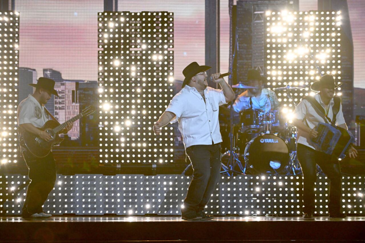 El panorama musical se ilumina con la publicación de la lista completa de artistas nominados a los Premios Lo Nuestro 2024.