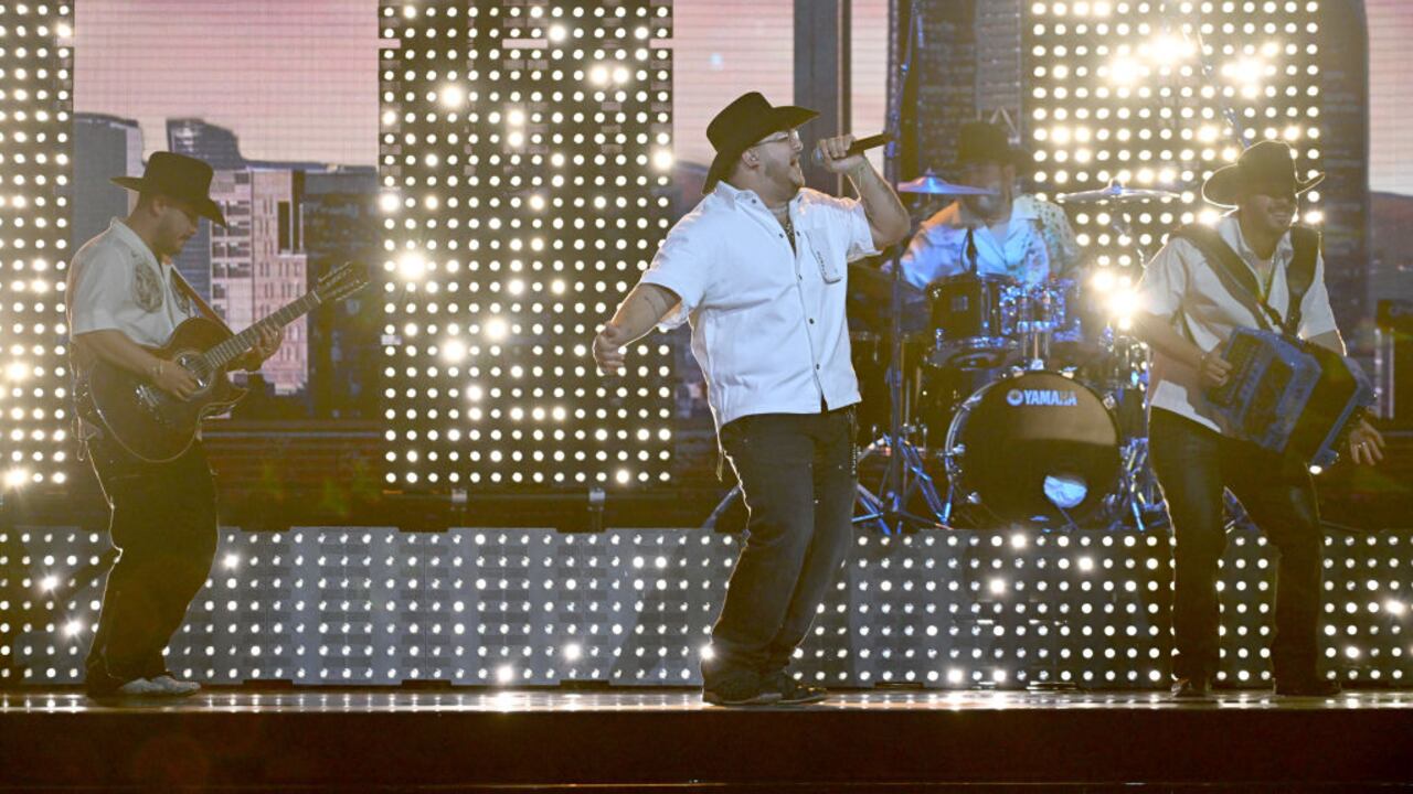 El panorama musical se ilumina con la publicación de la lista completa de artistas nominados a los Premios Lo Nuestro 2024.