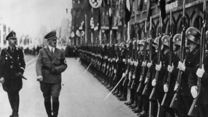 Los turistas celebran el aniversario número 75 del comienzo del fin de la Segunda Guerra Mundial visitando las ciudades y sitios en donde sucedieron los hechos.