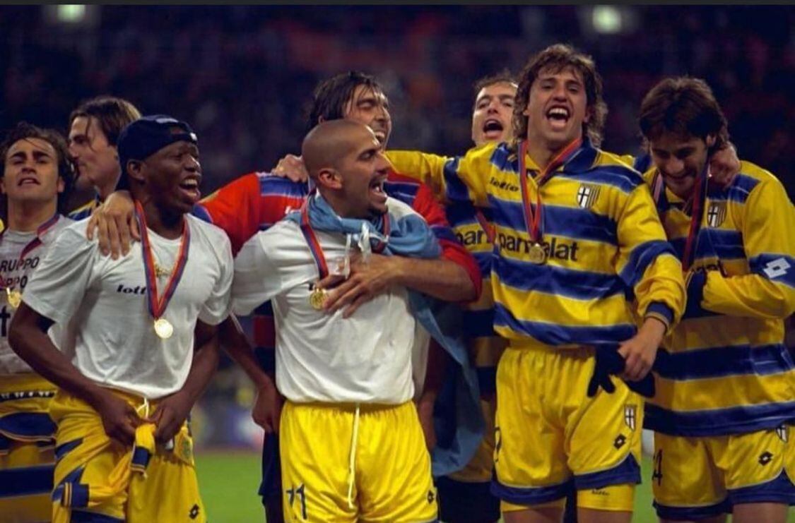 Fasutino Asprilla con Gianluigi Buffón en Parma