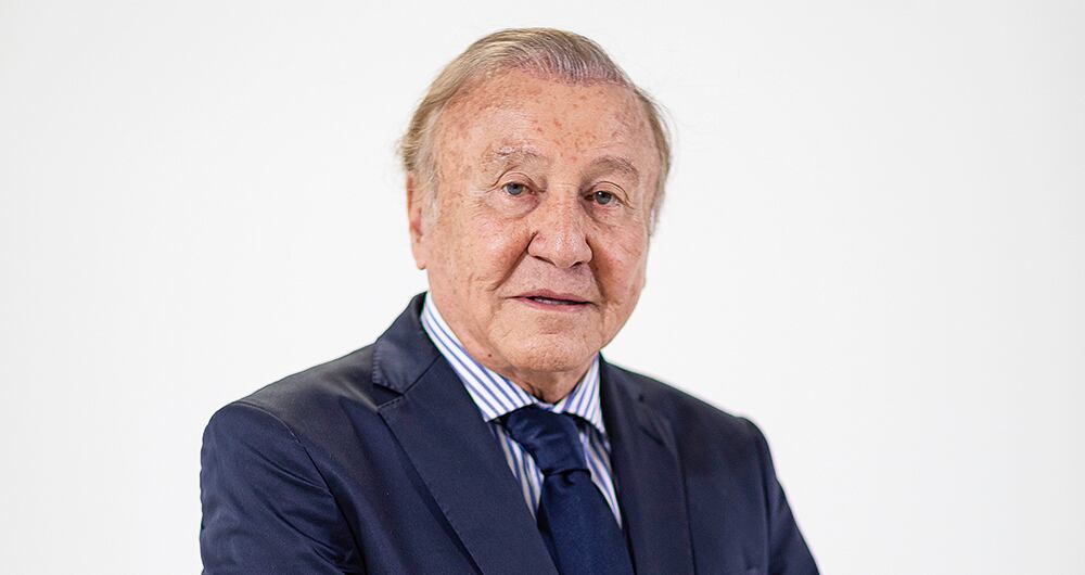  Fue alcalde de Bucaramanga desde 2016 hasta su posterior renuncia en el año 2019.