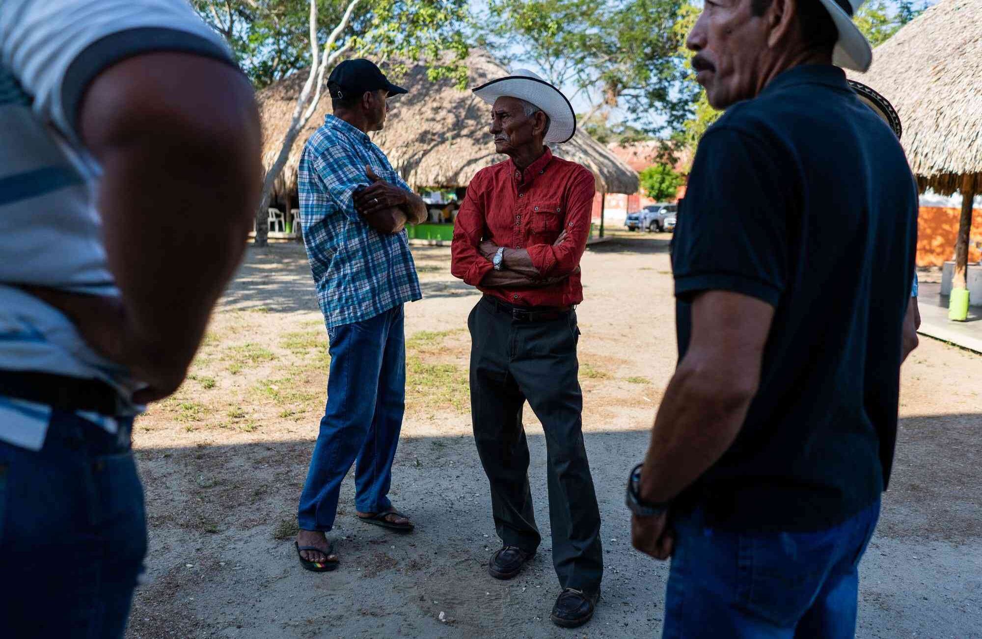 Los habitantes de El Salado esperan afuera de la biblioteca donde se lleva a cabo el consejo de seguridad con todos los organismos del estado a raíz de las ultimas amenazas contra lideres de esta población.