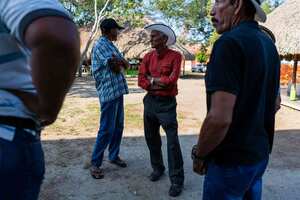 Los habitantes de El Salado esperan afuera de la biblioteca donde se lleva a cabo el consejo de seguridad con todos los organismos del estado a raíz de las ultimas amenazas contra lideres de esta población.