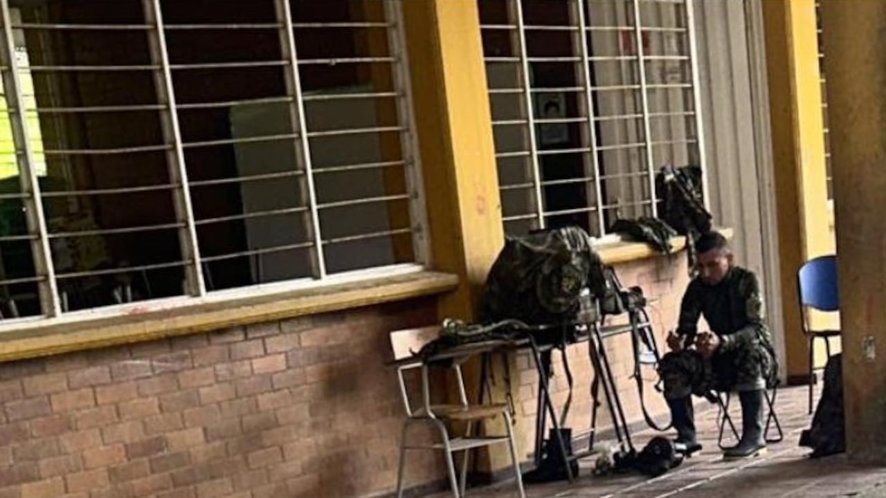 Varias instituciones educativas han tenido que suspender sus clases, ya que las disidencias de las Farc permanecen al interior de los planteles educativos.