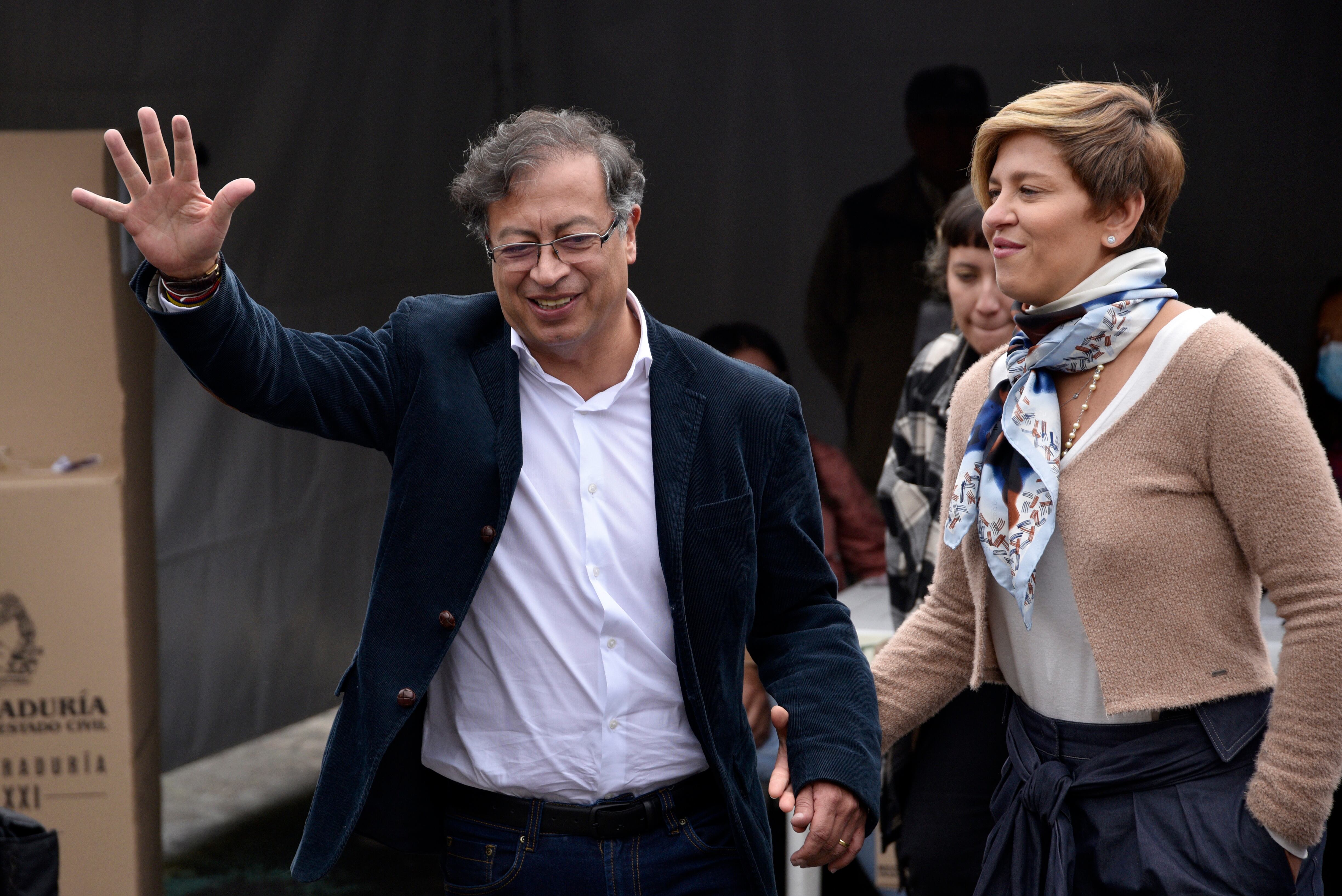 Verónica Alcocer sugiere un comentario ofensivo hacia periodistas colombianas.